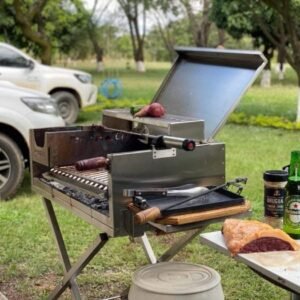 CHURRASQUEIRA PARRILLA PORTÁTIL TODA EM INOX 304 COM TAMPA + DESCANSO DE CARNES + MESA AUXILIAR + PUXADOR DE BRASA VERSÃO 2022